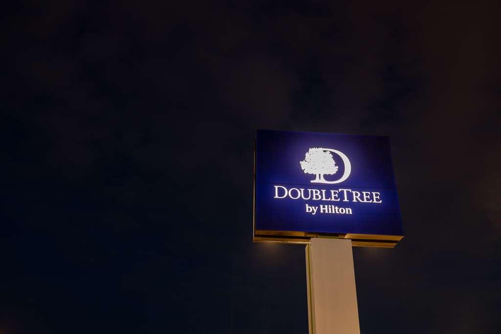 Hotel Doubletree By Hilton Calgary North Exterior foto